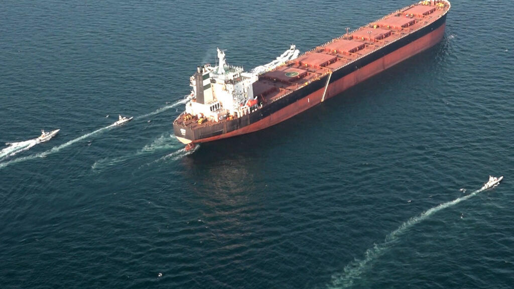 L’Iran ferme le détroit d’Ormuz et menace de brûler tout navire en transit